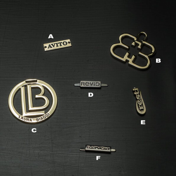 Belliniborse.com are custom metal hardware specialists in Italy. Custom zipper pulls, custom buckles, custom logo plates. All custom metal hardware for handbags, shoes, fashion. All types of finishes.